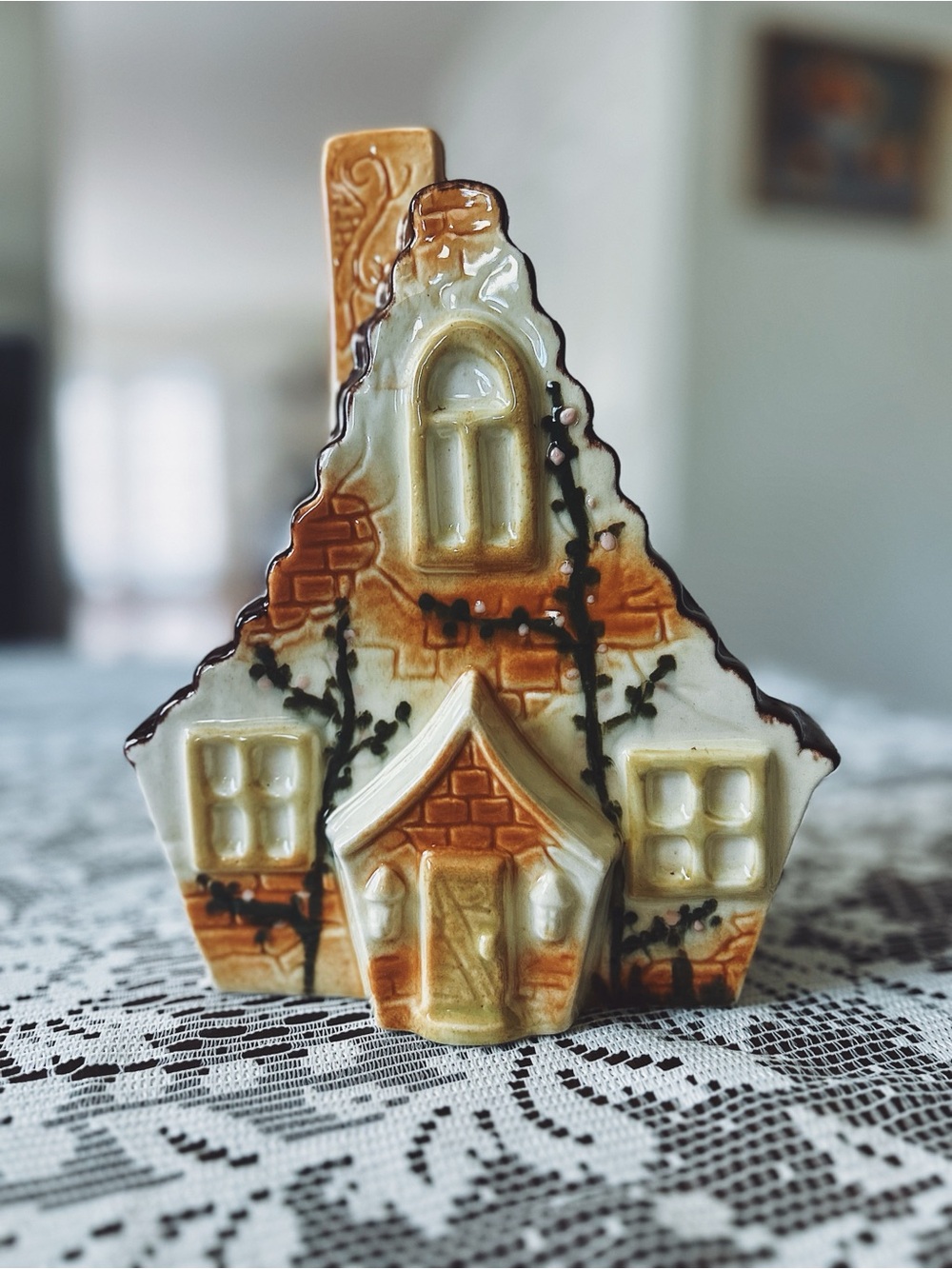 Vintage Ceramic Cottage Wall Pocket/Wall Vase